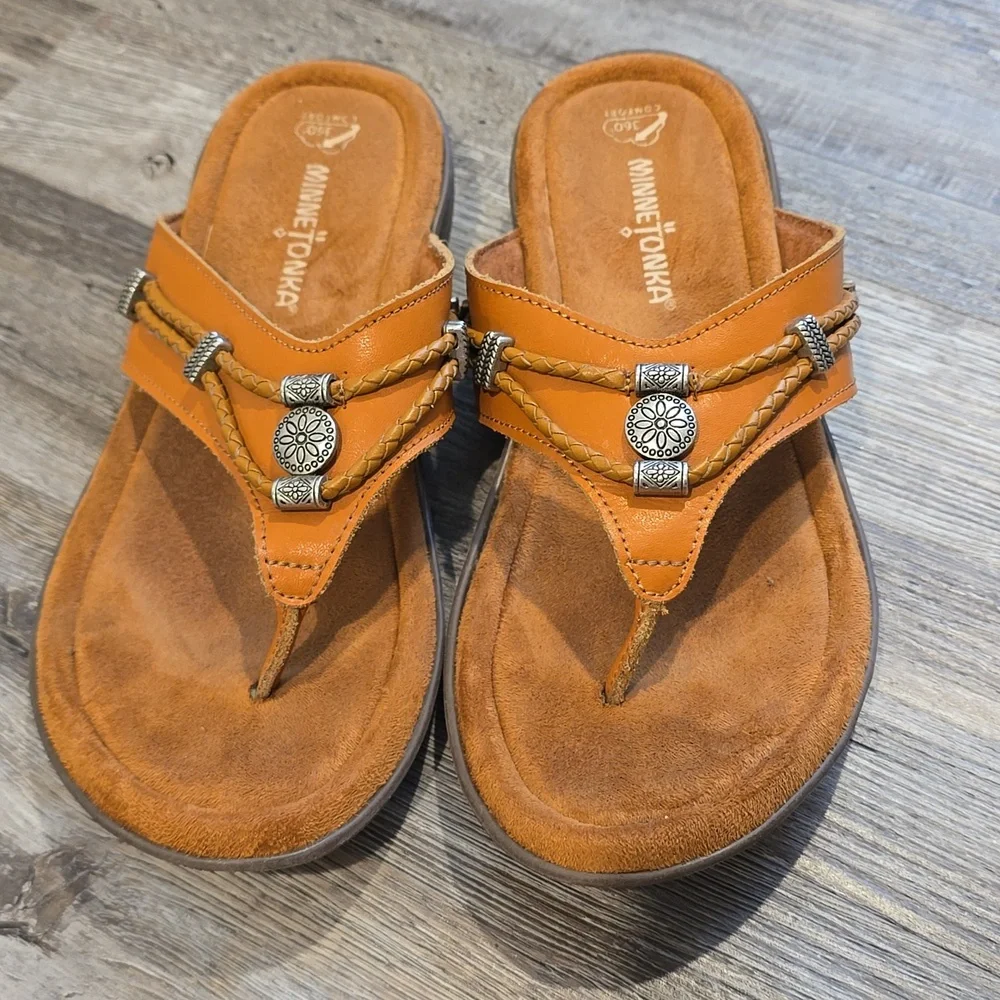 Minnetonka Women's‎ Camel and Silver Accent Leather Sandals| Size 8